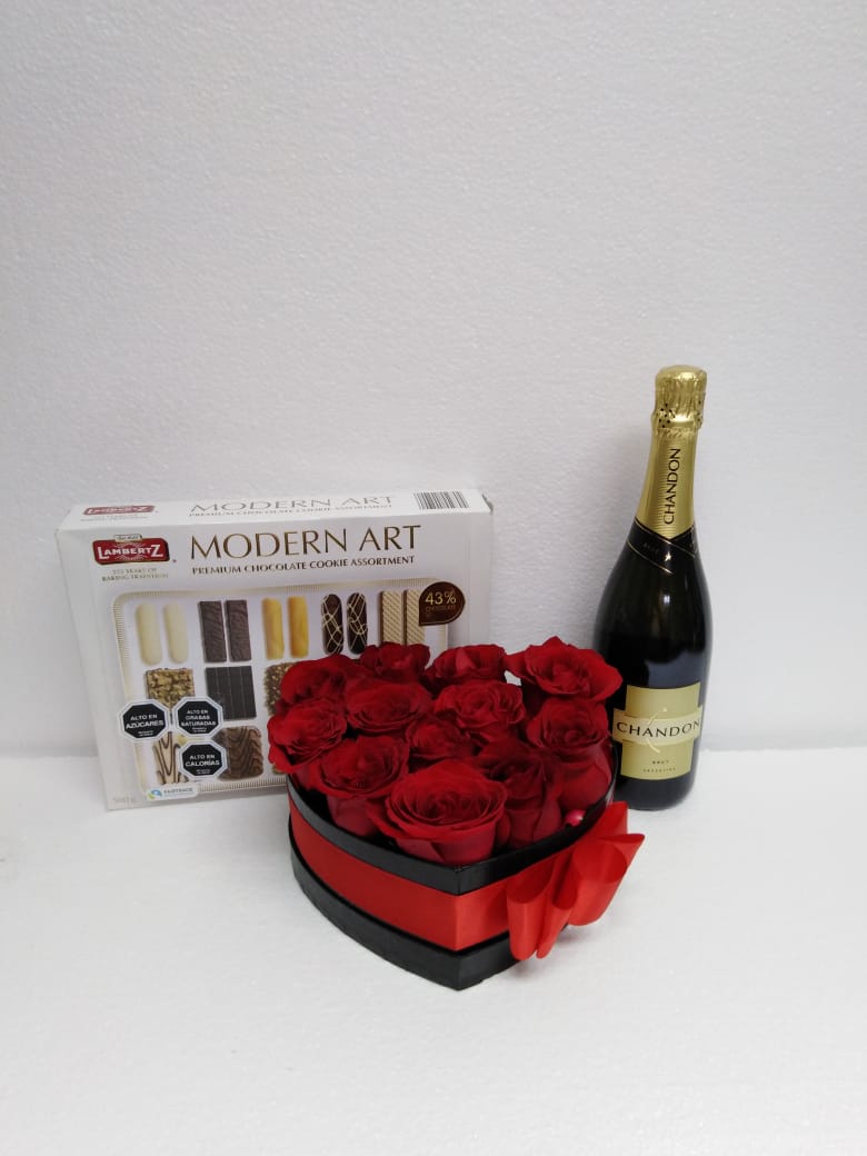 Caja corazn con 12 Rosas + Champagne 375cc y Galletas Lambertz 500 Grs